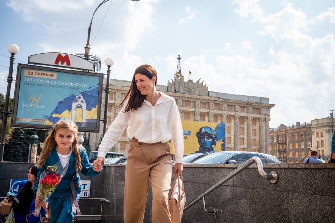 Füze saldırılarının gölgesinde yeni eğitim yılı: Ukrayna'da ilk ders zili metroda çaldı 1